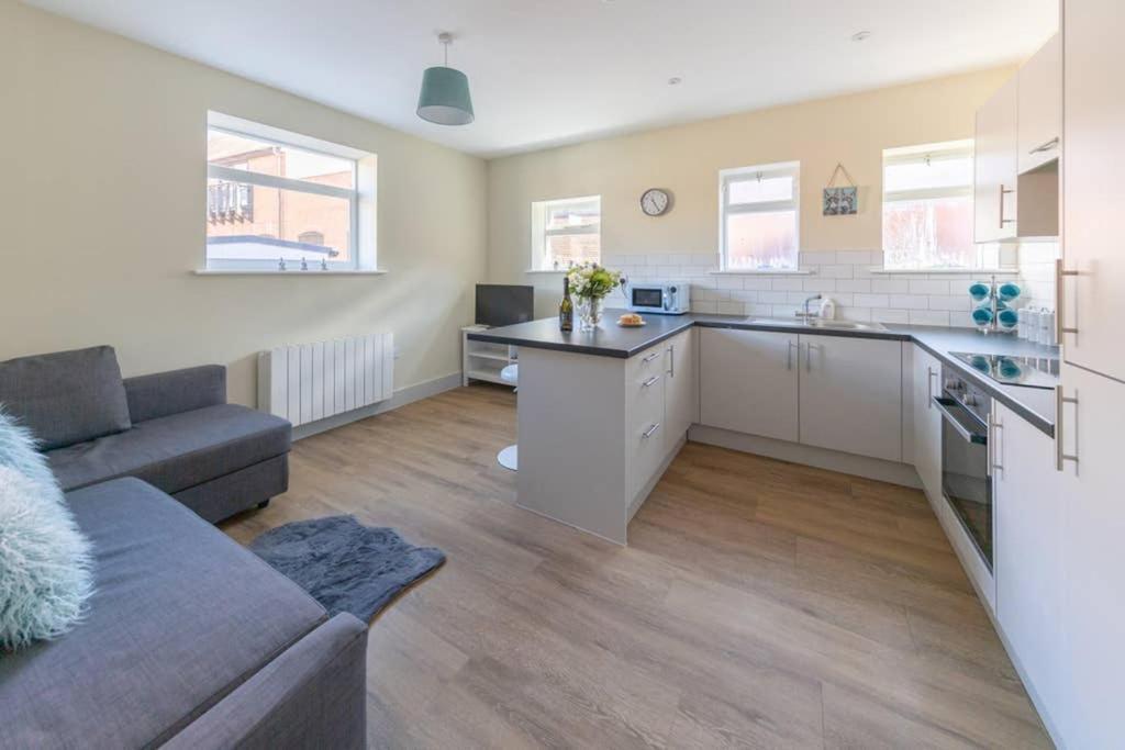 Hereford City Centre - Apartment 4, Isabella House - Modern Apartment In The Heart Of The City - Sleeps 4 Guests - Hosted By Rentmyhouse Extérieur photo